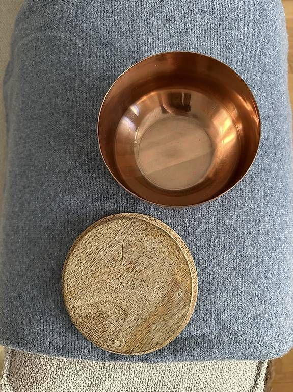 Ciotole: Dekorative Kupferschale mit Holzdeckel – Usato da Luzern venduto da v.furrer 1