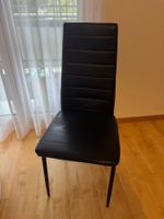 4 schwarze Stühle