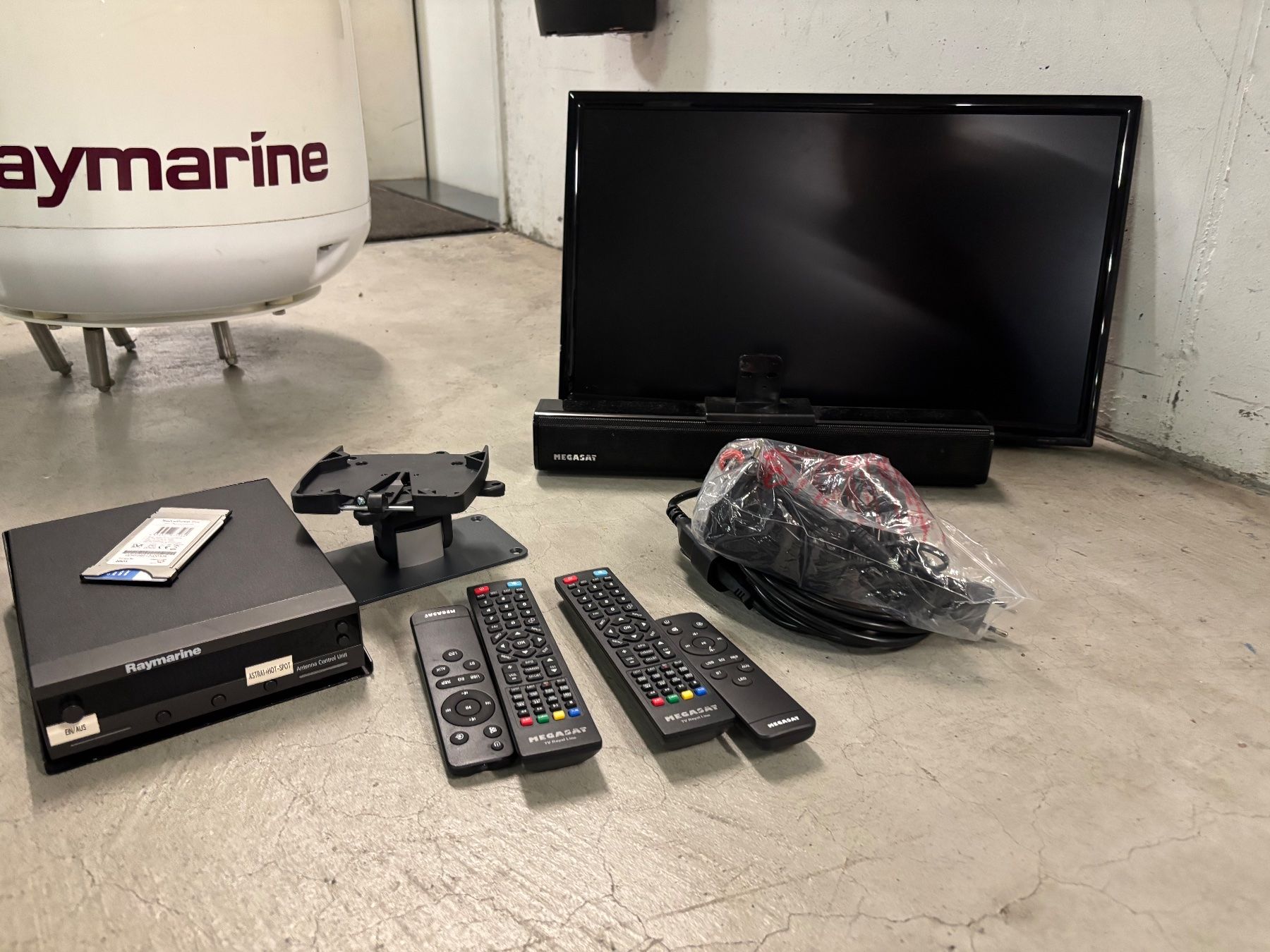 Satellitenschüssel: Raymarine SAT-TV-Anlage – Gebraucht aus Baden von carolee29 2