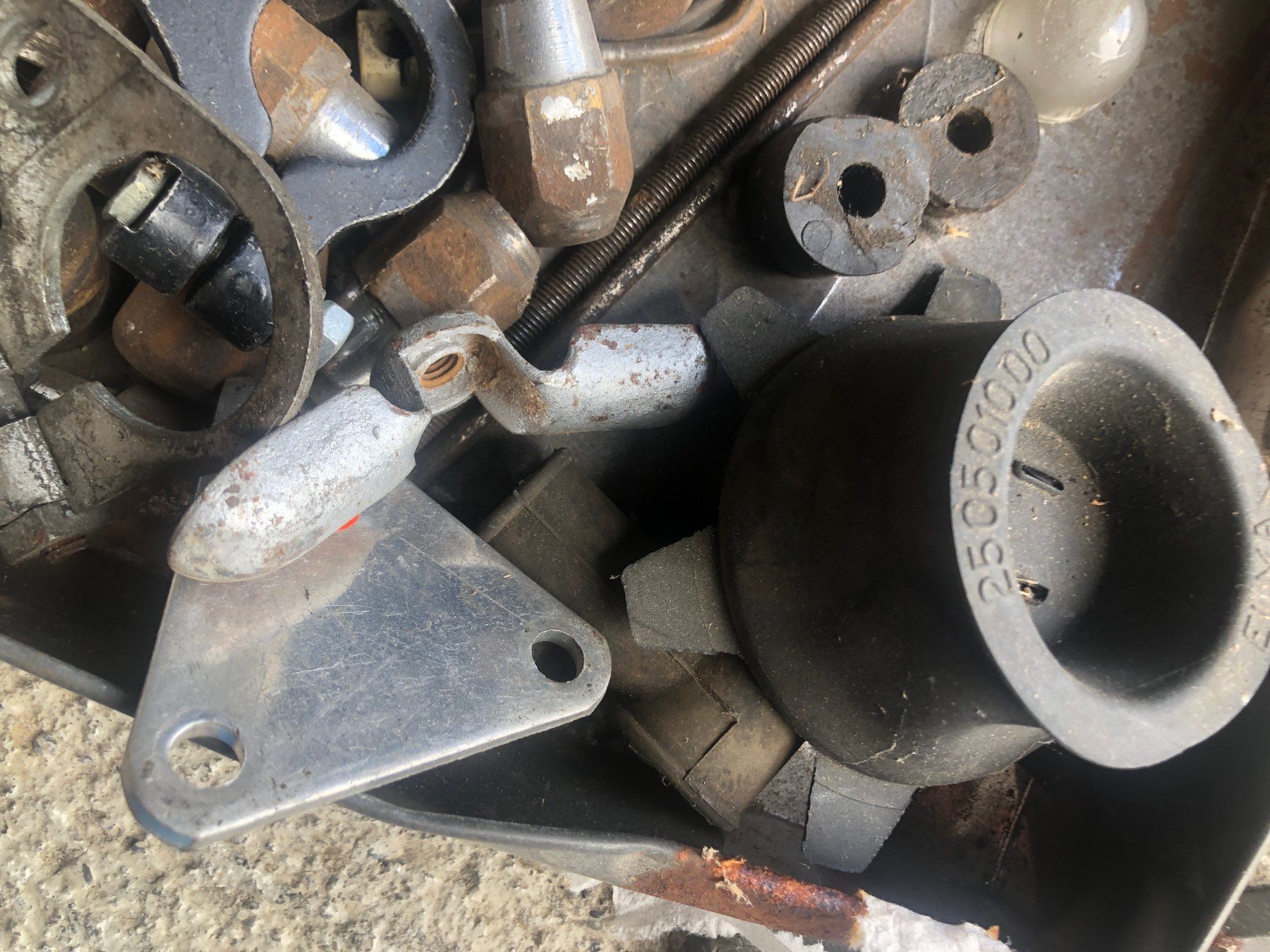 Alfa Romeo Tutti pezzi di ricambio auto: Alfa Romeo Konvolut – Difettoso da Luzern venduto da Chabisblaetter 7
