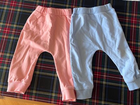 2x Jogger, rosa und blau, kaum getragen, Größe 62