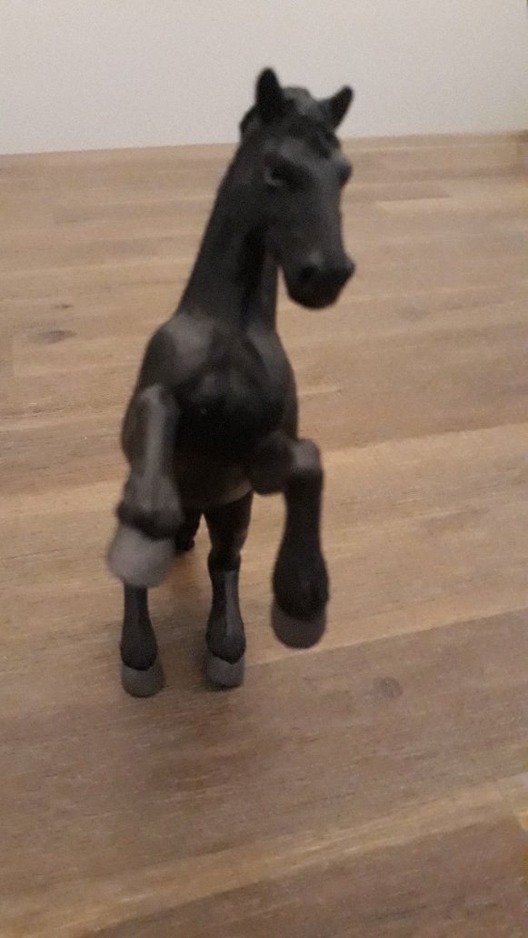 Statuette: schwarzes stolzes Plastikpferd – Usato da Freudwil venduto da Feenland2010 1
