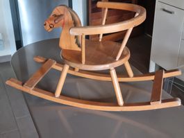 Cheval à bascule en bois, année 1957, Visa Gloria, bon état.
