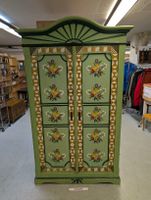 Wunderschöner Bauernschrank grün bemalt mit Blumenmuster