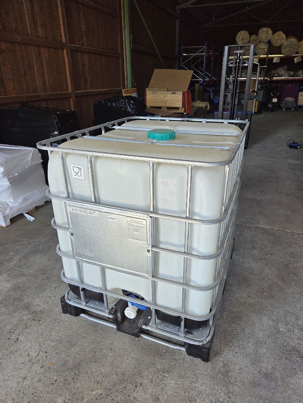 Abbeveratoi e trogoli: IBC Container 1000l mit Auslaufhahn, Wassertank – Usato da Schaffhausen venduto da Octo2