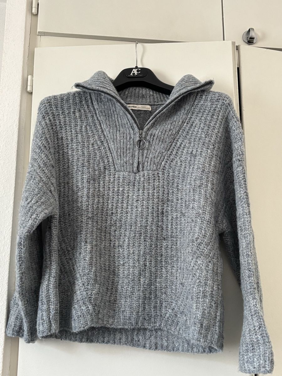 Pull&Bear Pulls & Sweat-shirts: Pull&Bear pull bleu col montant fermeture éclair taille XS-S – Neuf (Voir description) à Lausanne par LILI0125