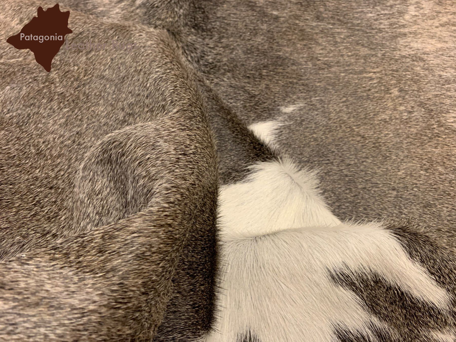 Tappeti: echtes Kuhfell Teppich Grey/White – Nuovo e nell'imballaggio originale da Arbedo venduto da patagonialeatherrugs 4