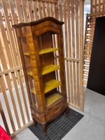 Holzvitrine mit Schublade