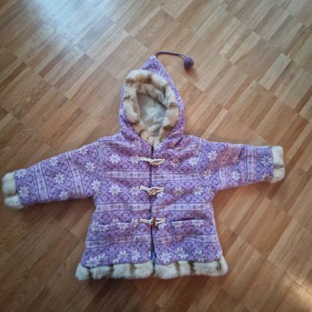 Winterjacke im 92gi Lila mit Kapuze und Fellrand