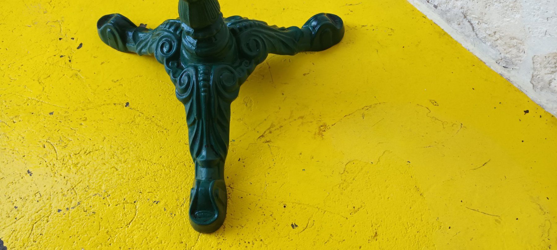 Altri mobili d'antiquariato: Robuster Gussfuss für Bistrotisch – Usato da Arisdorf venduto da friendly01 4