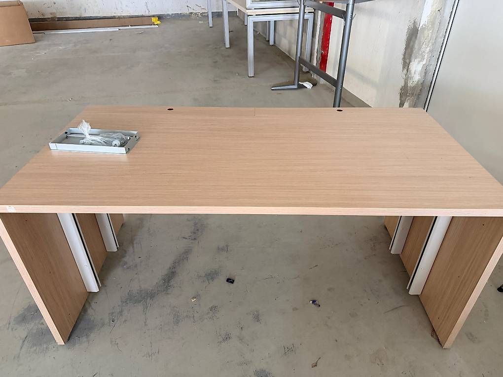 Scrivanie: bureaux professionels 3 taille et trappe câbles, Bois clair – Usato da Préverenges venduto da BNQ_Partners 3