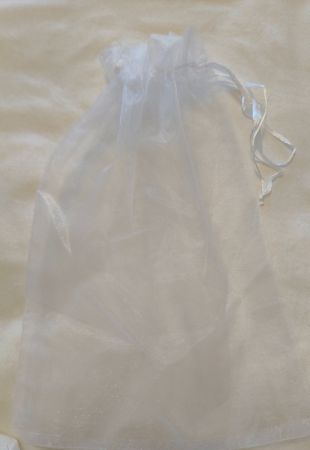 Weißer Organza-Geschenkbeutel mit Zugband