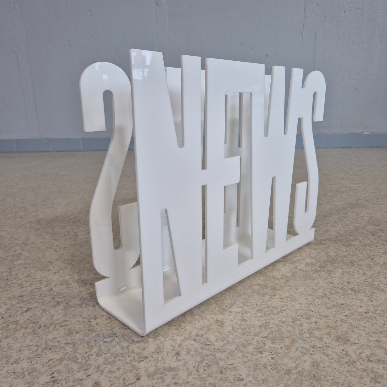 Sonstiges für Haushalt & Wohnen: News Acryl weiss Magazin Rack Plexiglas Zeitungsständer – Gebraucht aus Nottwil von Wondewa-Shop 3