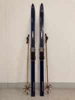 Ski (F 10), alte fahrbare Holzski ohne Kanten mit Stöcken