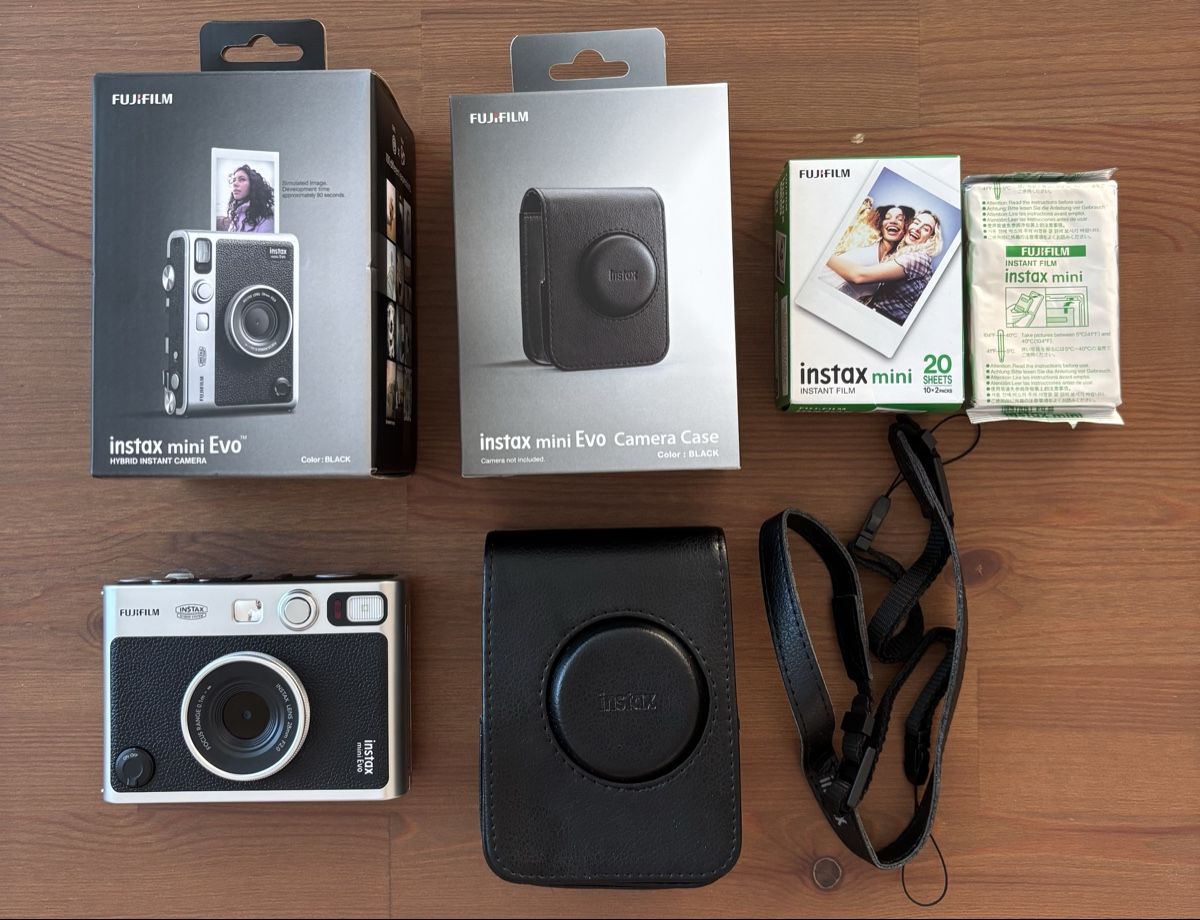 Fujifilm Kamera: FUJIFILM Instax mini Evo Kamera + Case und Sheets – Neu (gemäss Beschreibung) aus Zürich von Gotta-Sell-It-All