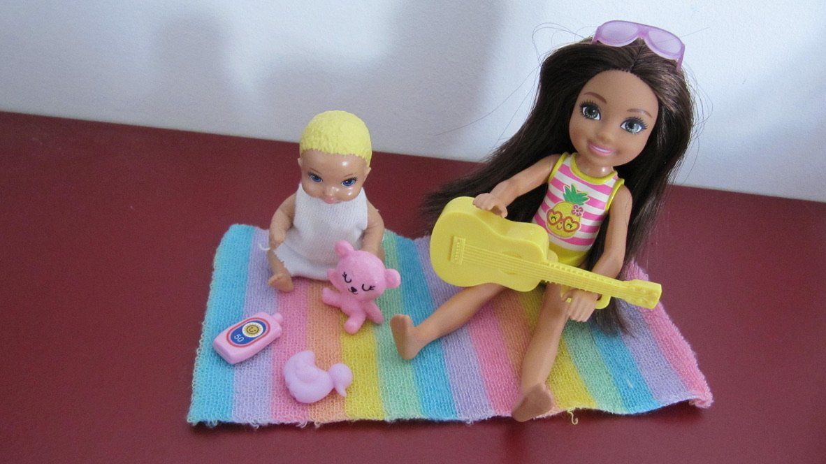 Bambole: Pool Playset mit Rutsche und Barbies, Sommer-Spass – Usato da Brunnen venduto da Kiwiland1 4