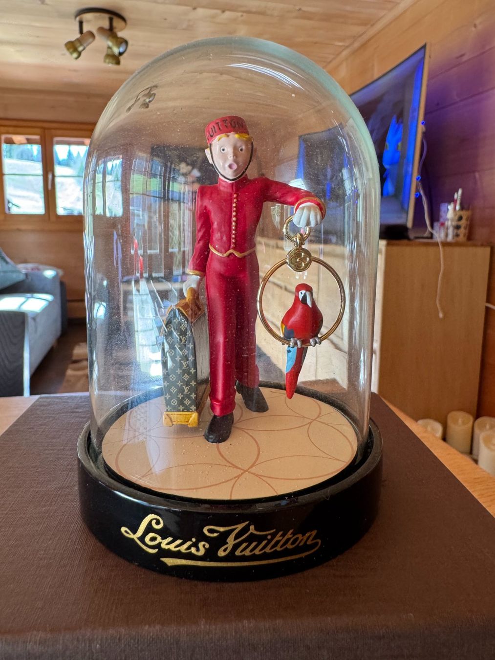 Tutte le decorazioni: Louis Vuitton Glass Porter Bell Boy Snow Globe – Usato da Luzern venduto da Antiquesonline 2