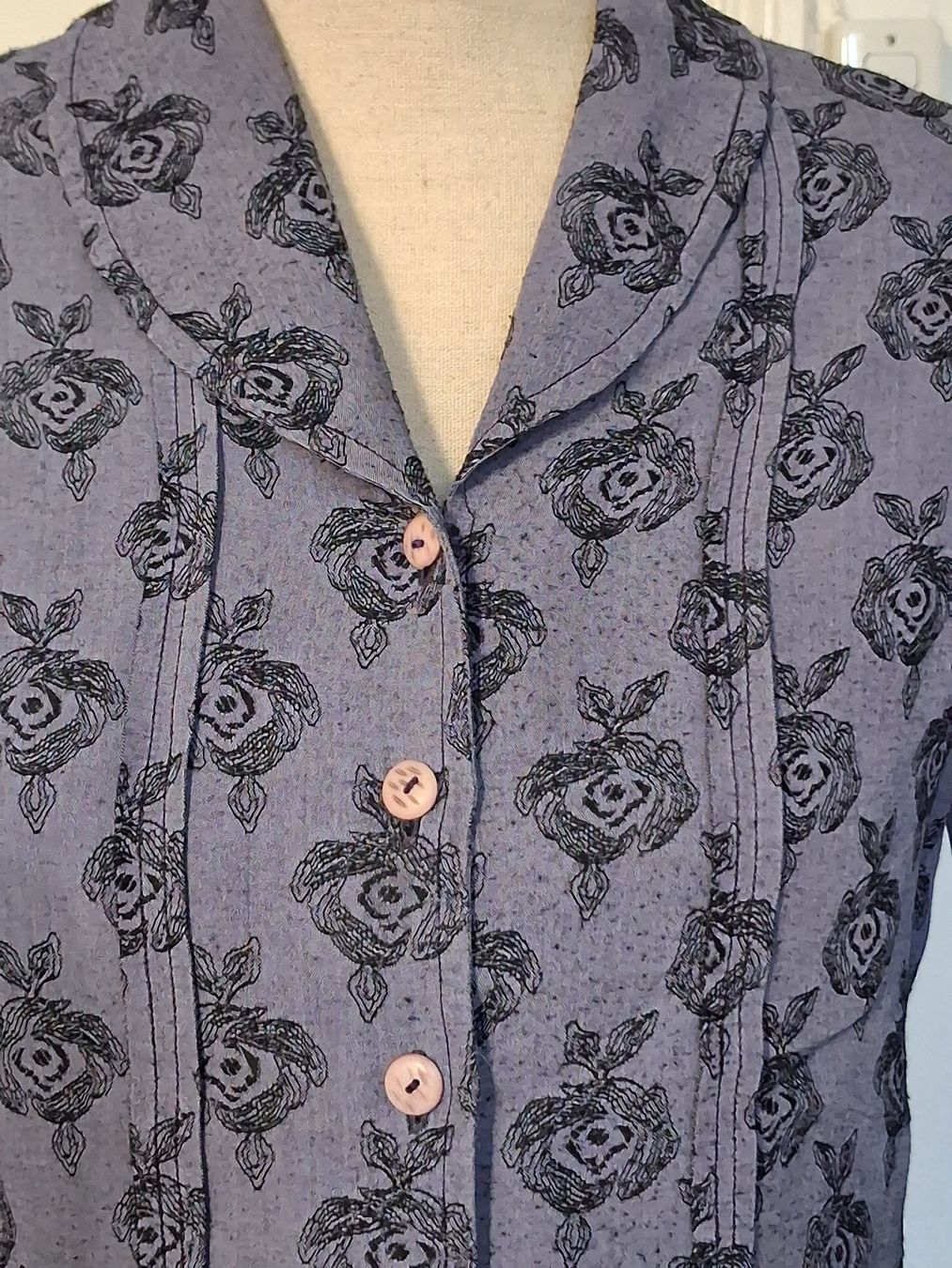 Camicette: Vintage Bluse Graublau Rosenmuster Gr. M – Usato da Ried-Brig venduto da Zzyzx 1