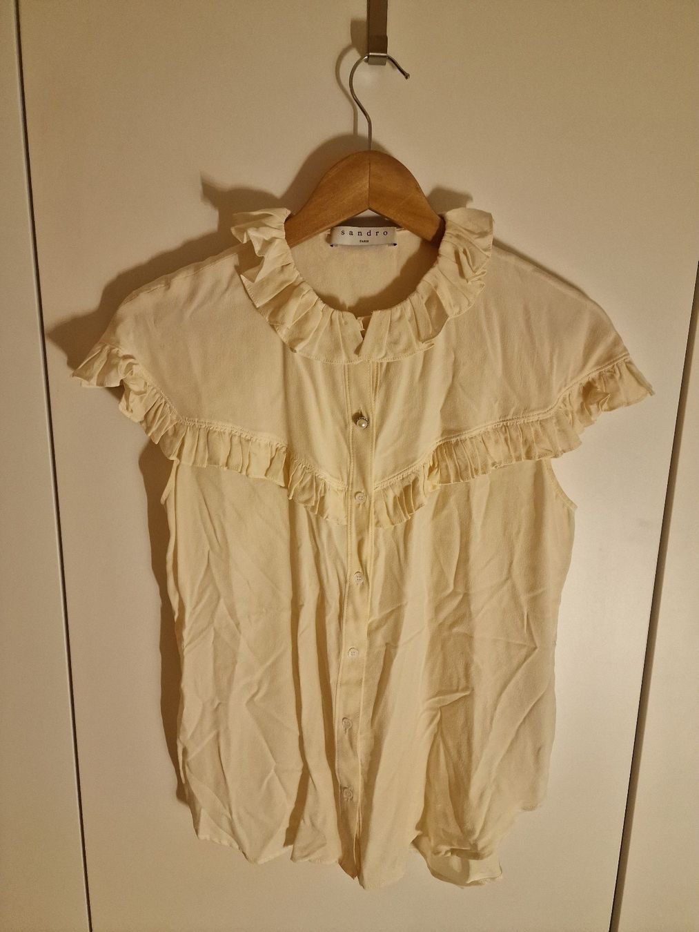 Blusen: Sandro Paris Bluse mit Rüschen – Creme / Ecru – Gebraucht aus Zollikerberg von Josan