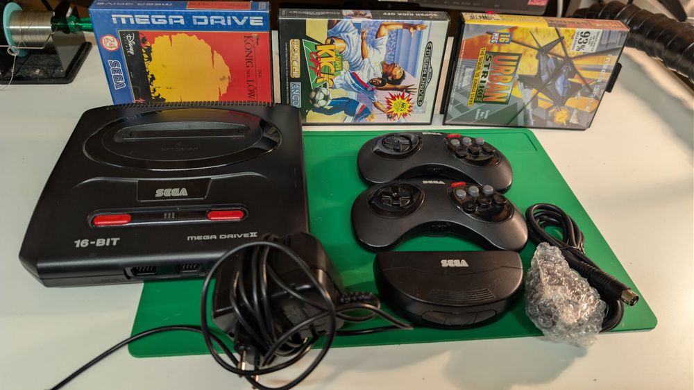 Sega Mega Drive II aus Japan mit 2 Spiele, Arcade Stick (Gebraucht) in ...