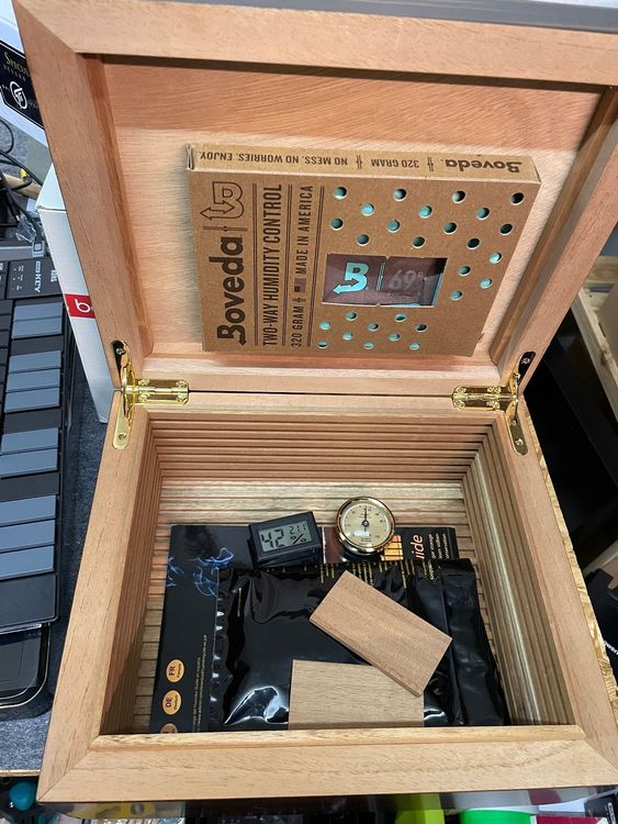 Humidor mit Boveda Halterung und Zubehör Kaufen auf Ricardo