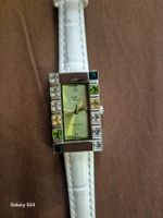 Schmuckuhr, weißes Lederarmband mit Swarovski-Kristallen. ✨.