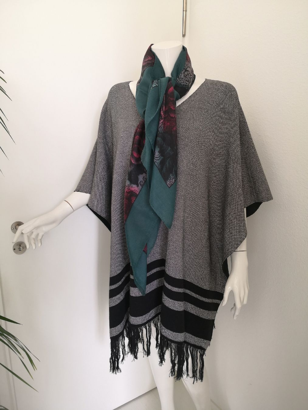 Foulard & Sciarpe: 🤩SCHAL GRüN MIT BLUMENMUSTER ROT – Usato da Olten venduto da Naja-Twins-Twins 8