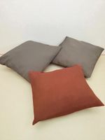3 Kissen – 2x grau, 1x rot