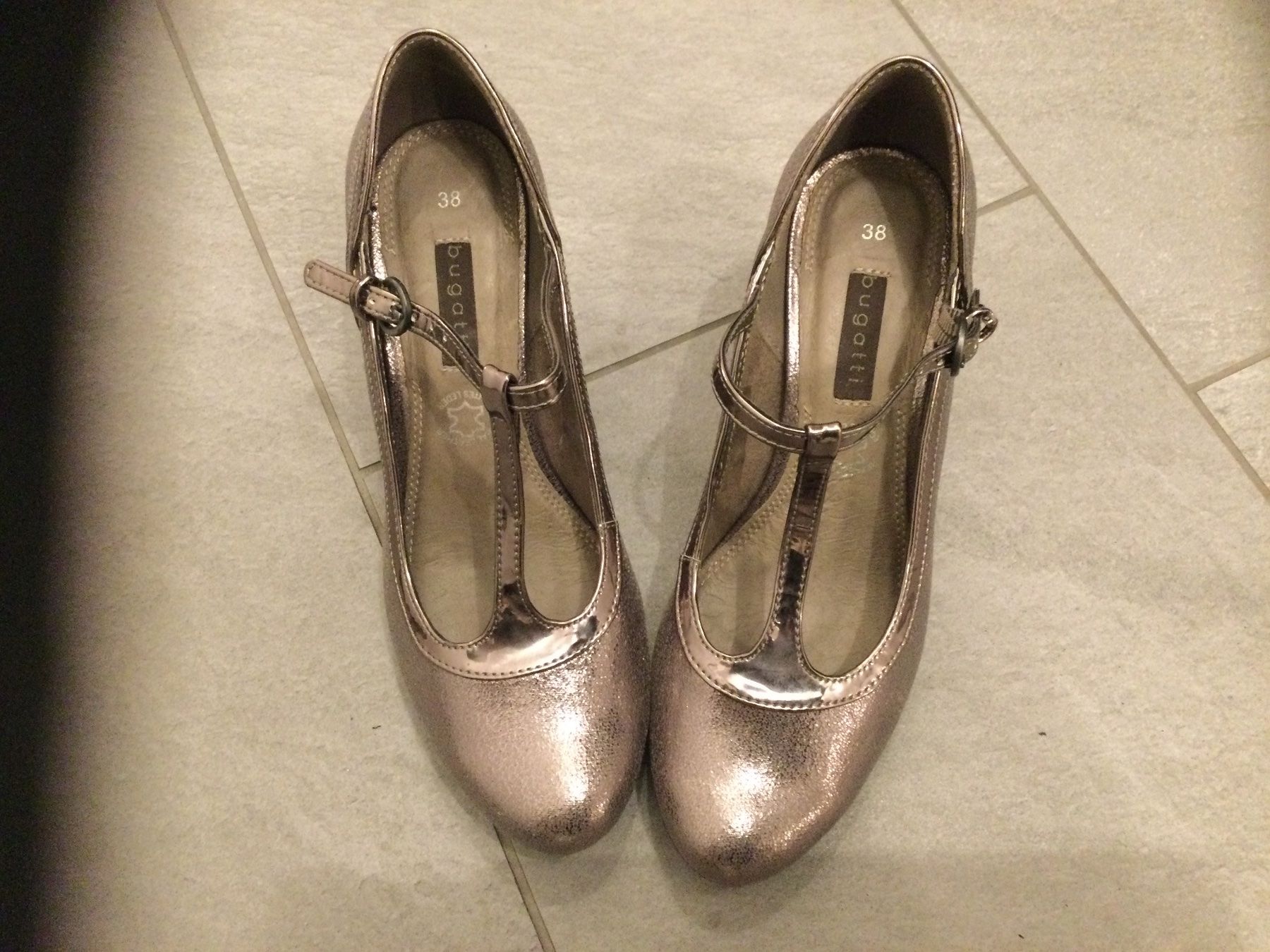 Bugatti Damenschuhe: Neuwertige Bugatti Damen Pumps – Gebraucht aus Bischofszell von spidi72