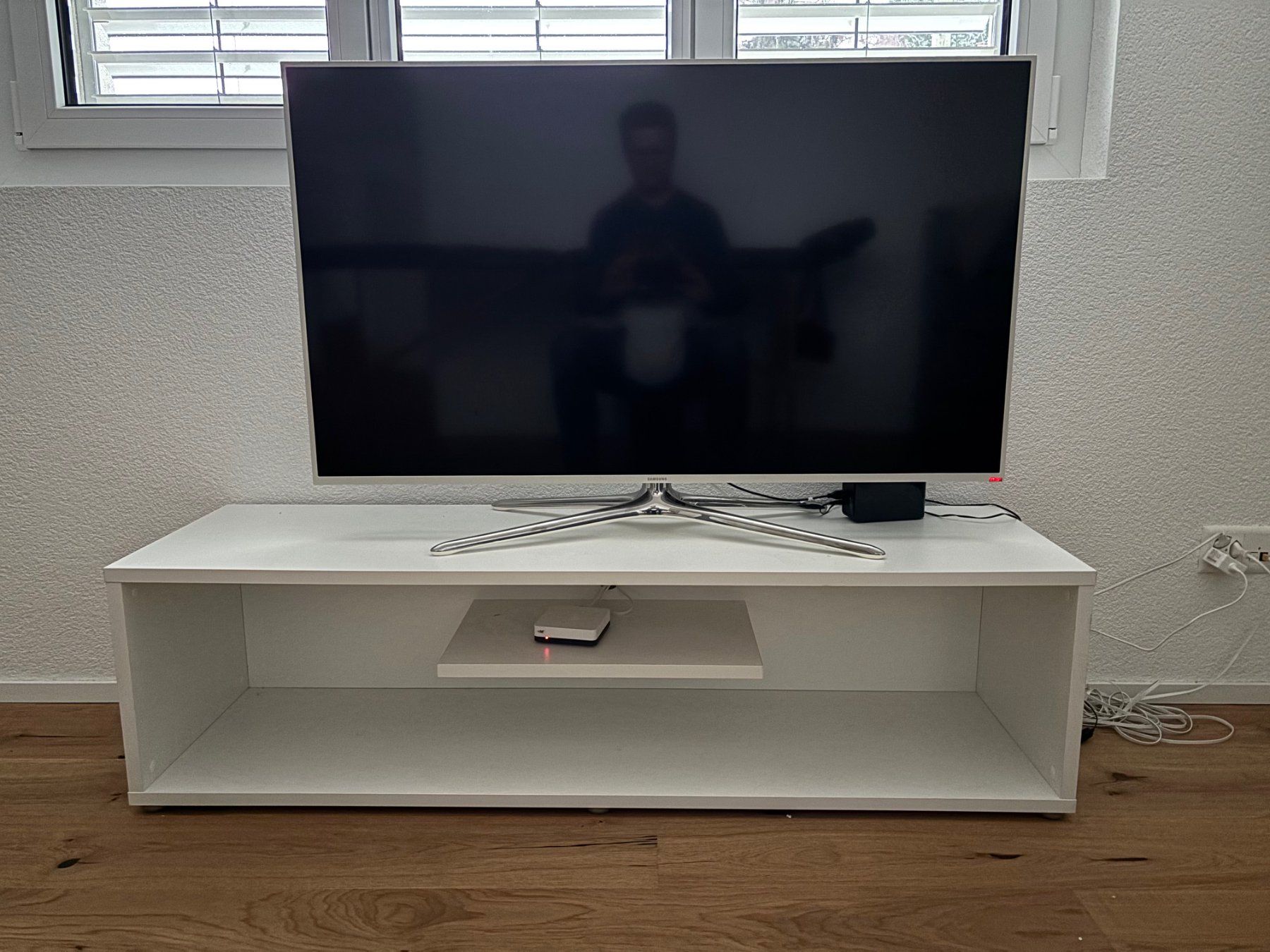Samsung Televisori: Farbfernseher Weiss inkl. Fernsehmöbel – Usato da Sonterswil venduto da bta_ok