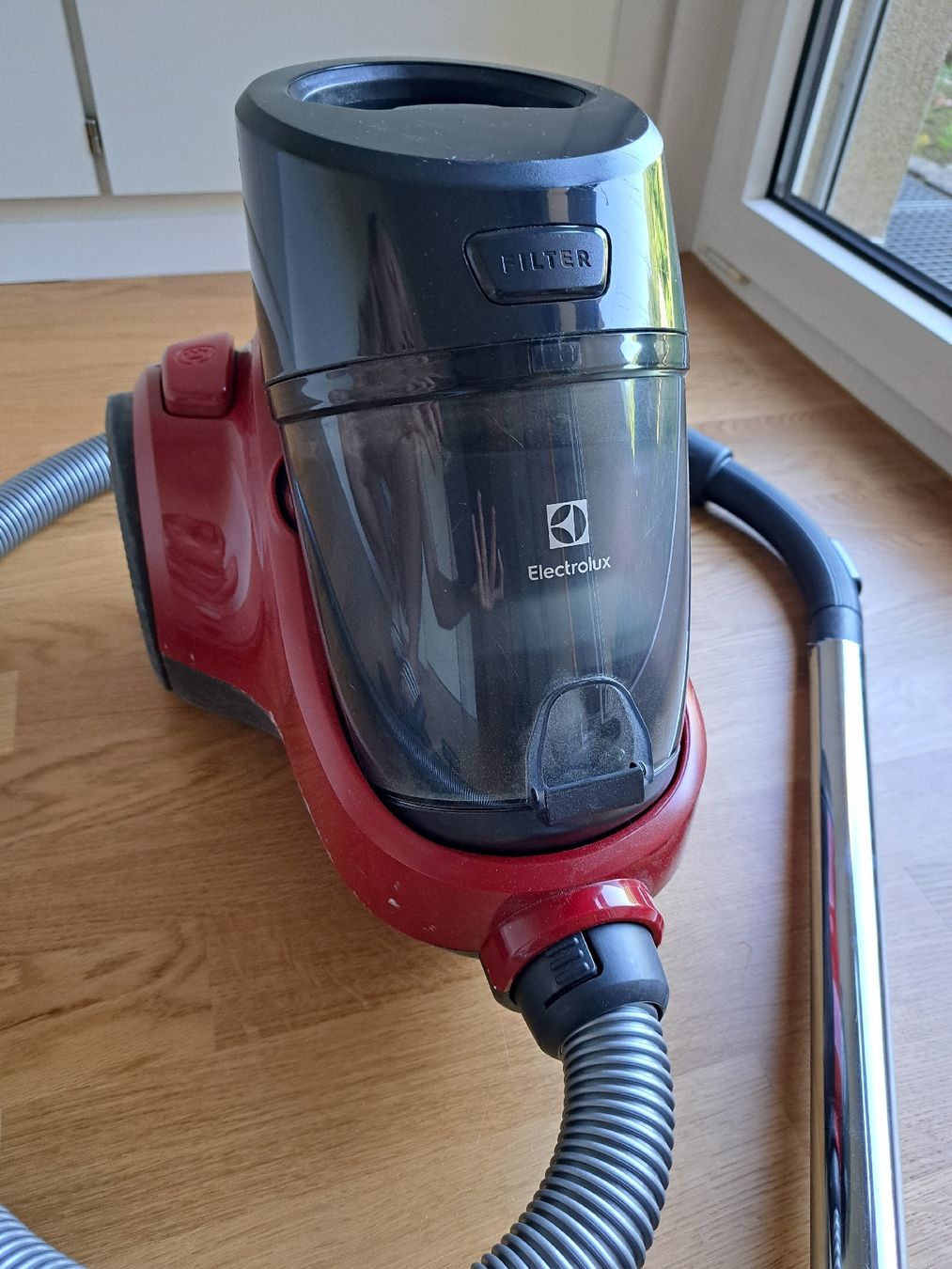 Electrolux Aspirapolveri & Accessori: Staubsauger Electrolux Rot mit Zubehör – Usato da Murten venduto da ste_s76w 1
