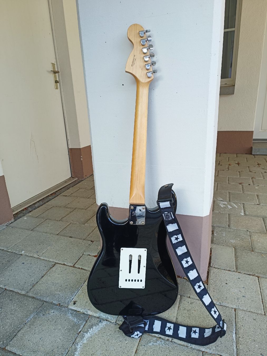 Squier Strumenti musicali: Squier Stratocaster E-Gitarre + Zubehör und Tasche – Usato da Bennau venduto da lbe_55rw 1