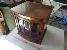 Ein altes Schränkchen / Vitrine