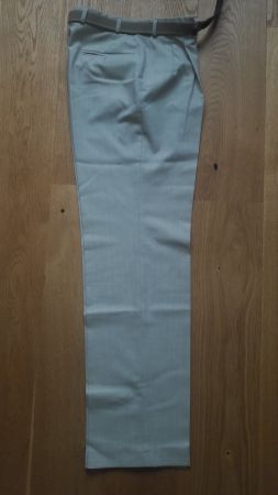 1 Herrn Hosen in  Olive Gr.50(98) abzugeben  Fr 13.00