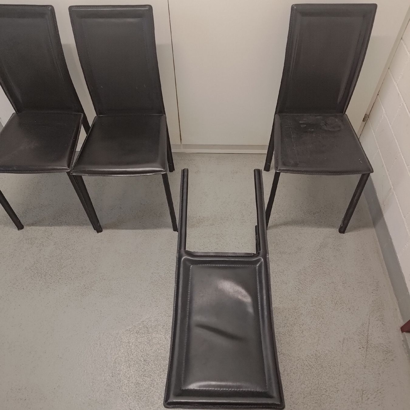 Set di tavolo e panche: Glastisch mit Leder Stühlen schwarz – Usato da Volketswil venduto da HONEGGRO 8