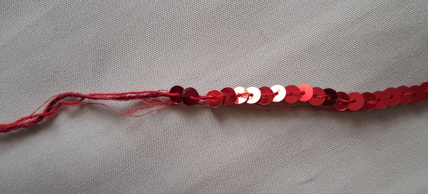 Nastri decorativi: Rotes Paillettenband – Usato da Dietikon venduto da Hirschkopf 3