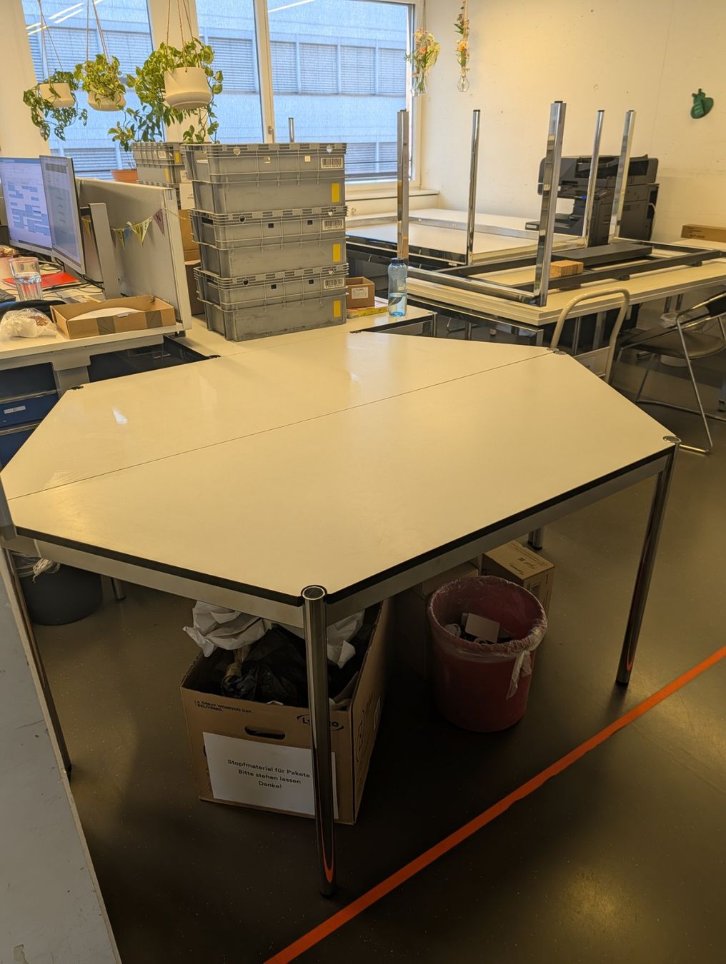 USM Scrivanie: Tisch sechseckig mit Metallgestell gebraucht – Usato da Luzern venduto da IG.Arbeit