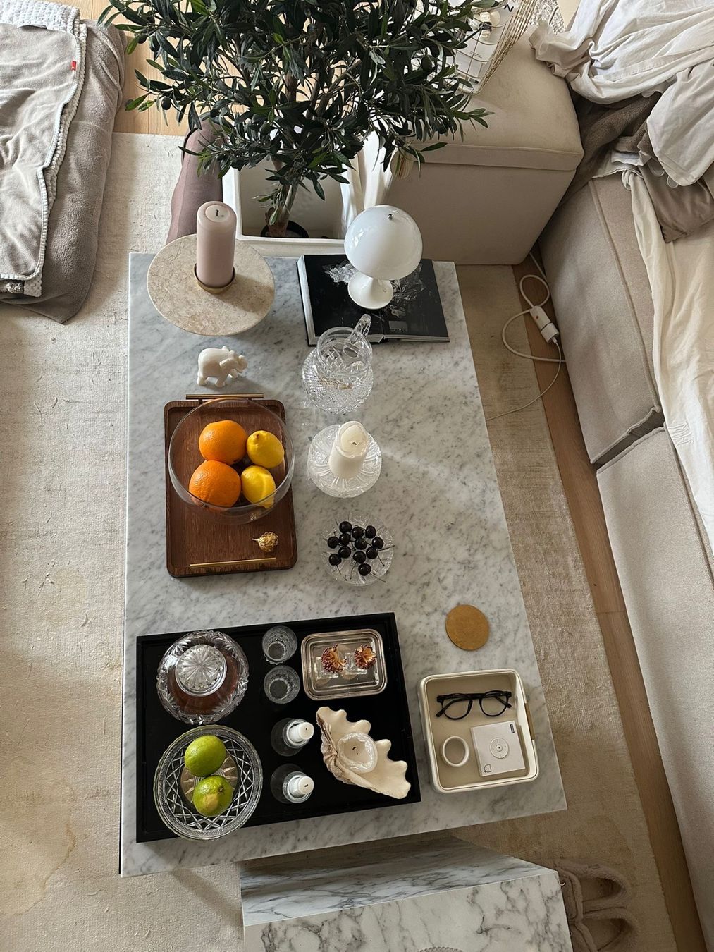 Westwing Tavoli: Westwing Alys Marmor-Couchtisch mit schwarzem Gestell – Usato da Dintikon venduto da 1Cypri3 3