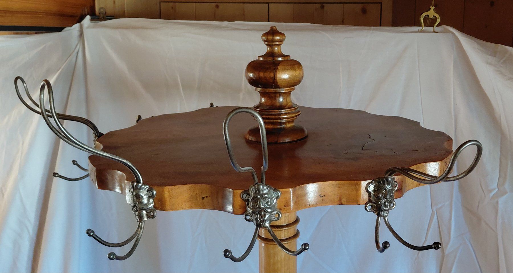 Guardaroba: Antike Garderobe / Kleiderständer, Nussbaum – Usato da Trogen venduto da Limboo 9