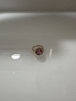 Ring mit rosa Stein und Zirkonia, Goldfarbe