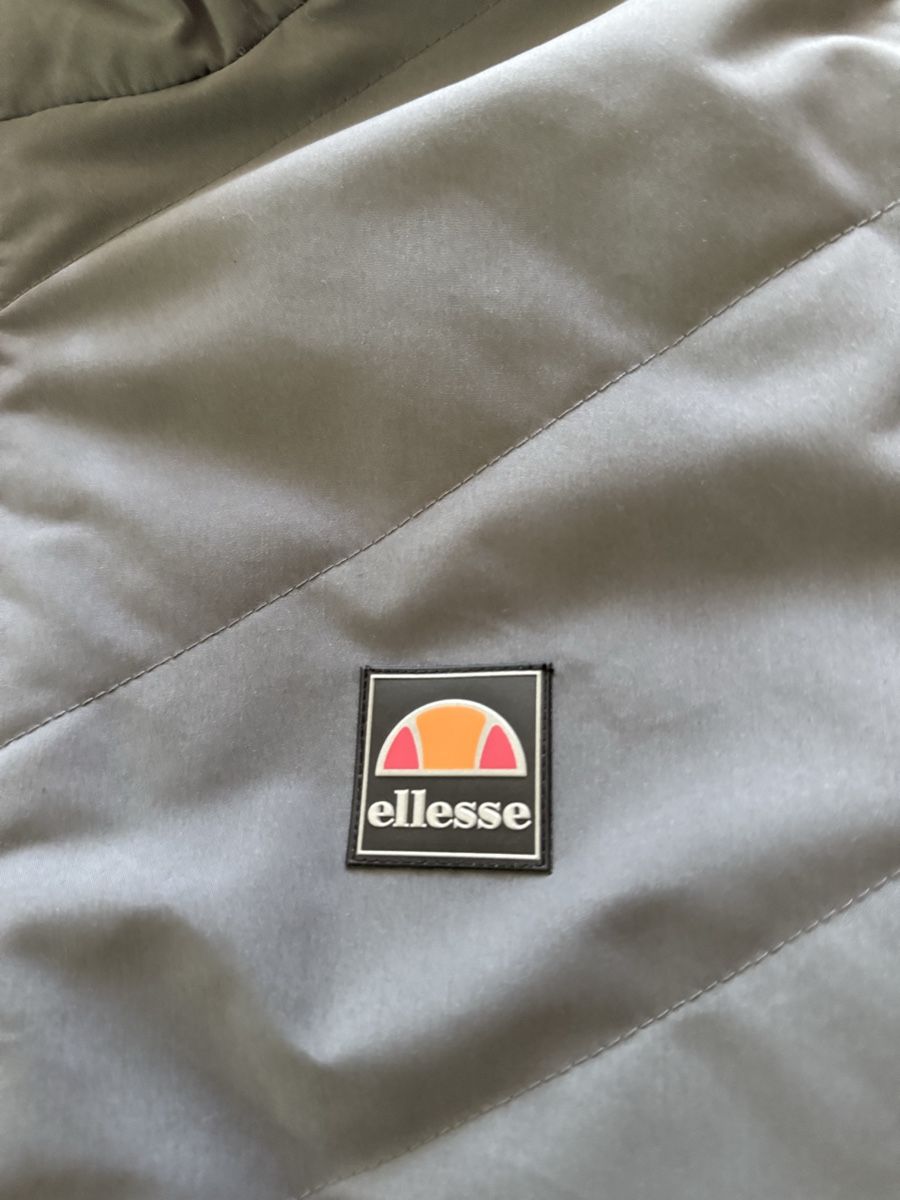 Ellesse Giacche: Ellesse Steppjacke Grau Grösse M guter Zustand – Usato da Au SG venduto da raphtron 2
