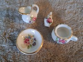Traumhaftes 4-teiliges Porzellan-Set, Rosenmotiv, Puppenhaus