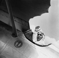 Top Foto um 1935 Pilot Louis Massotte by Roger Violet