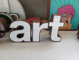 Alte Leuchtbuchstaben "art"