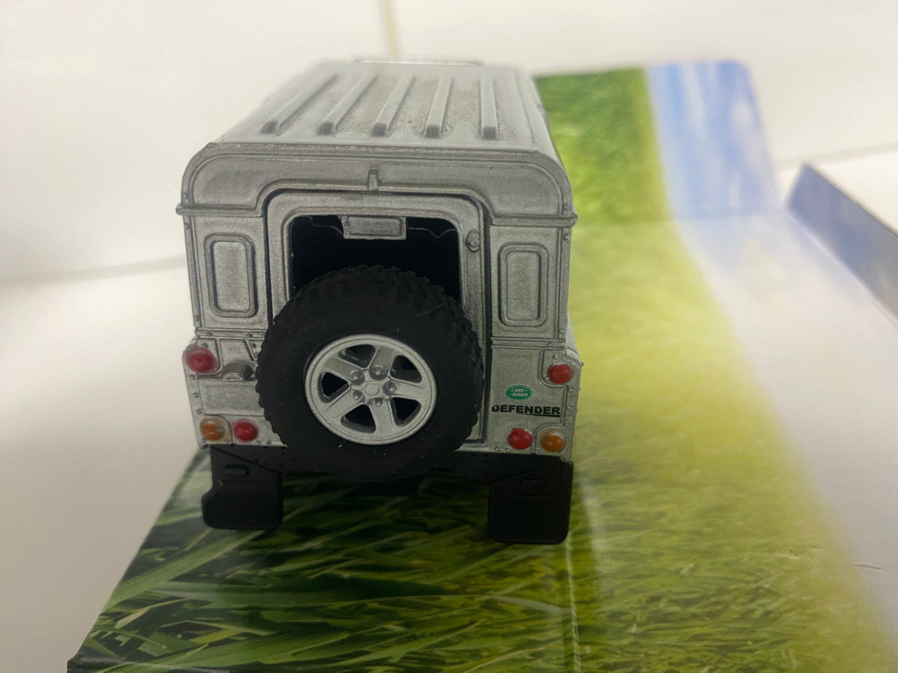 Land Rover Modellini d'auto: Land Rover Defender 1-31 OVP silber 151 – Nuovo (secondo la descrizione) da Kerzers venduto da tisyayasuBE 6