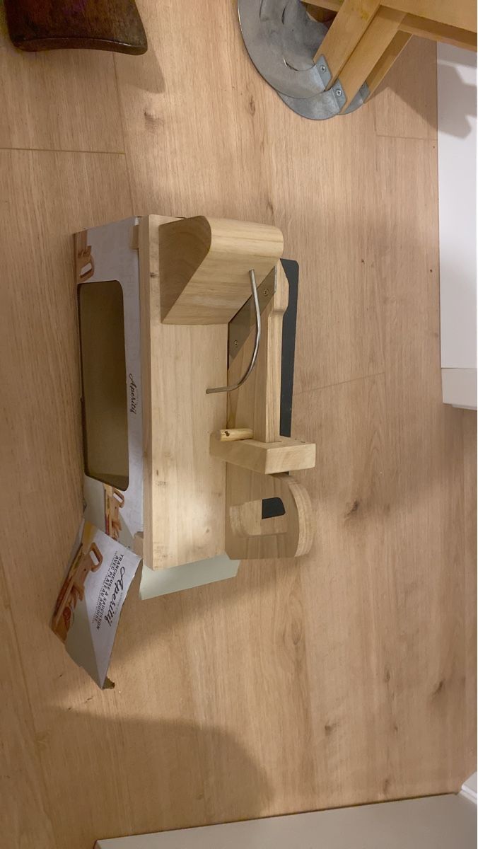Komplettküchen: Trancheuse à saucisson Apéritif en bois – Gebraucht aus Cortaillod von dyl_7j58