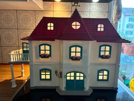 Puppenhaus mit Zubehör, guter Zustand