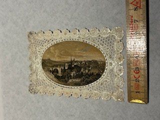 Foto & Immagini: Antikes Spitzenbild mit Ansicht einer Stadt – Usato da Gossau/ZH venduto da amazonas66 2