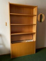Büchergestell mit Bettwarentruhe in Chur