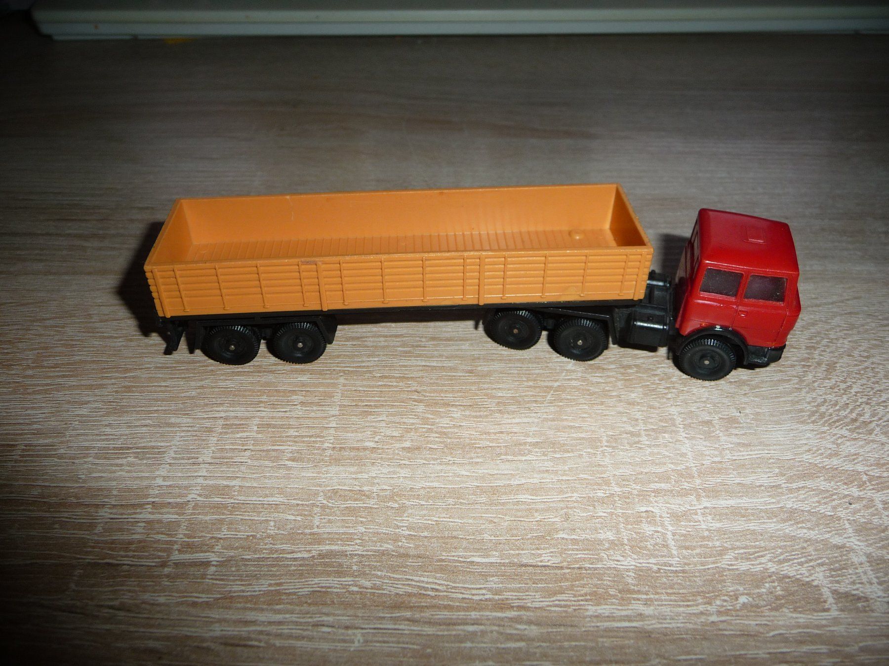 Fiat Modellini d'auto: Lima LKW Rot Satellschlepper 1:87 – Usato da Rapperswil SG venduto da 1035f 1